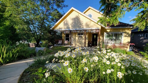 Quiet, Elegant 1-bedroom Loft—Walkable to Trails, Live Music, and Wineries! 