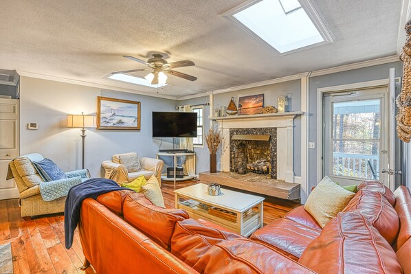 TV, fireplace, DVD player, ping pong