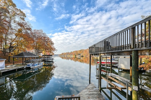 Remodeled Pet Friendly Lake Lodge with waterfront deck, firepit, & game room