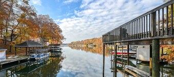 Remodeled Pet Friendly Lake Lodge with waterfront deck, firepit, & game room