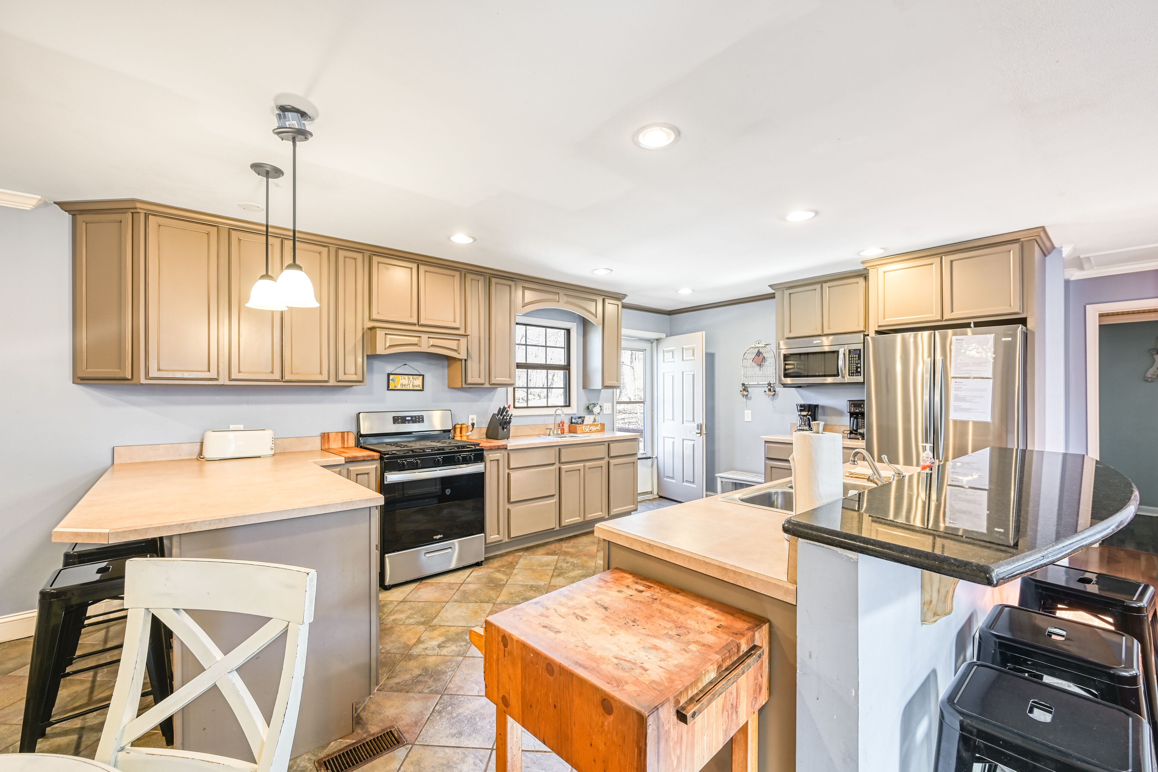 Refrigerador con congelador, microondas, horno y parrilla de estufa 