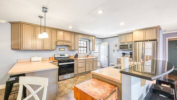 Refrigerador con congelador, microondas, horno y parrilla de estufa