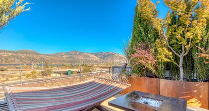 Hood River townhouse close to everything with river-view location & rooftop BBQ