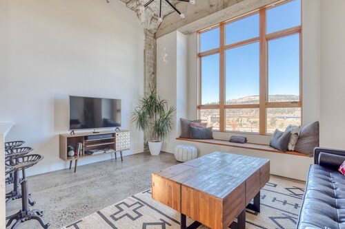 Hood River townhouse close to everything with river-view location & rooftop BBQ