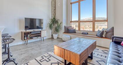 Hood River townhouse close to everything with river-view location & rooftop BBQ