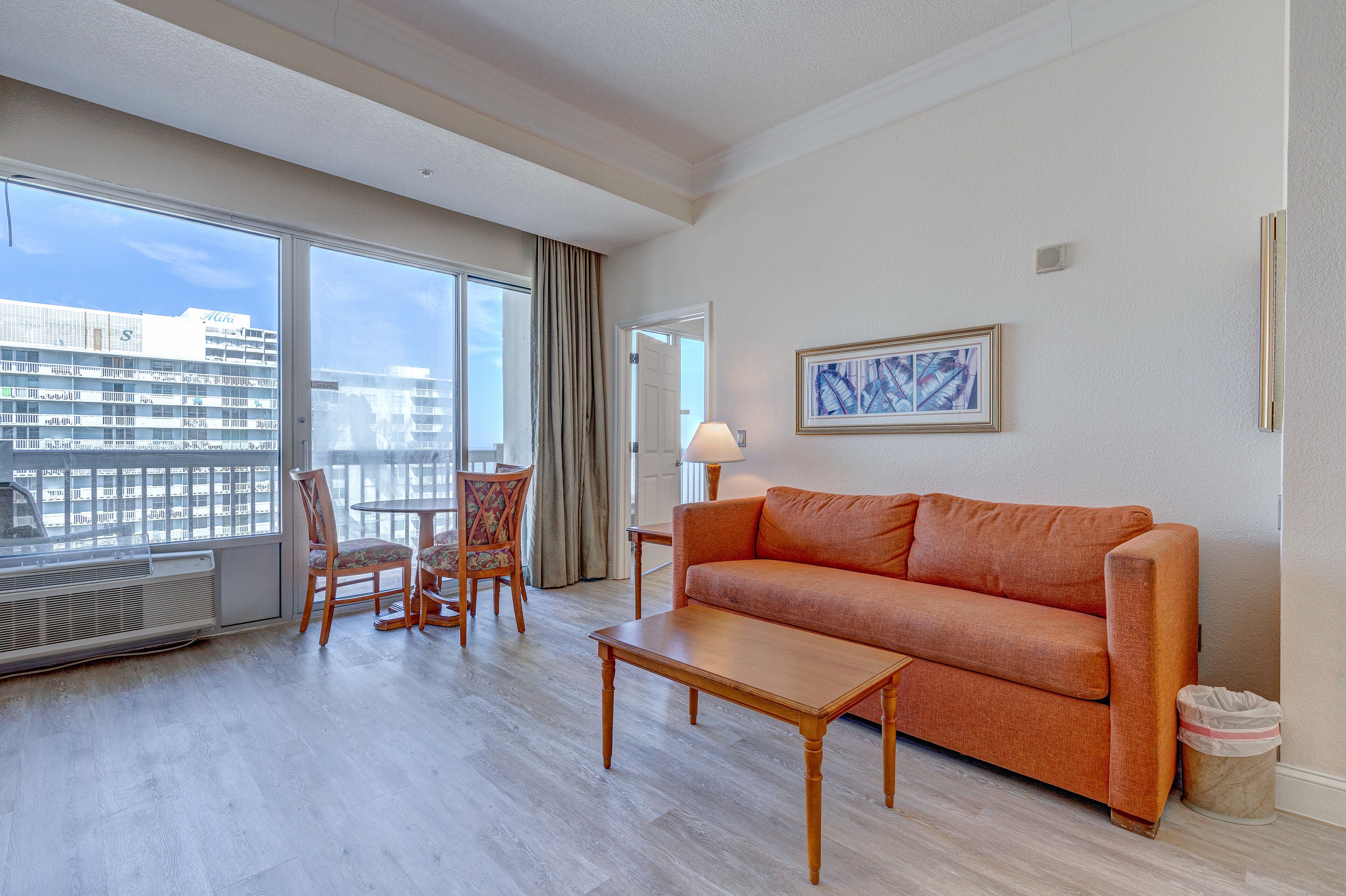 Top-floor executive oceanfront suite with gym & fast WiFi