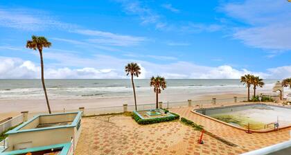 Oceanfront suite with amazing views, gym & high-speed internet