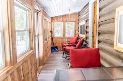 Two bedroom cabin with hot tub and fireplace.