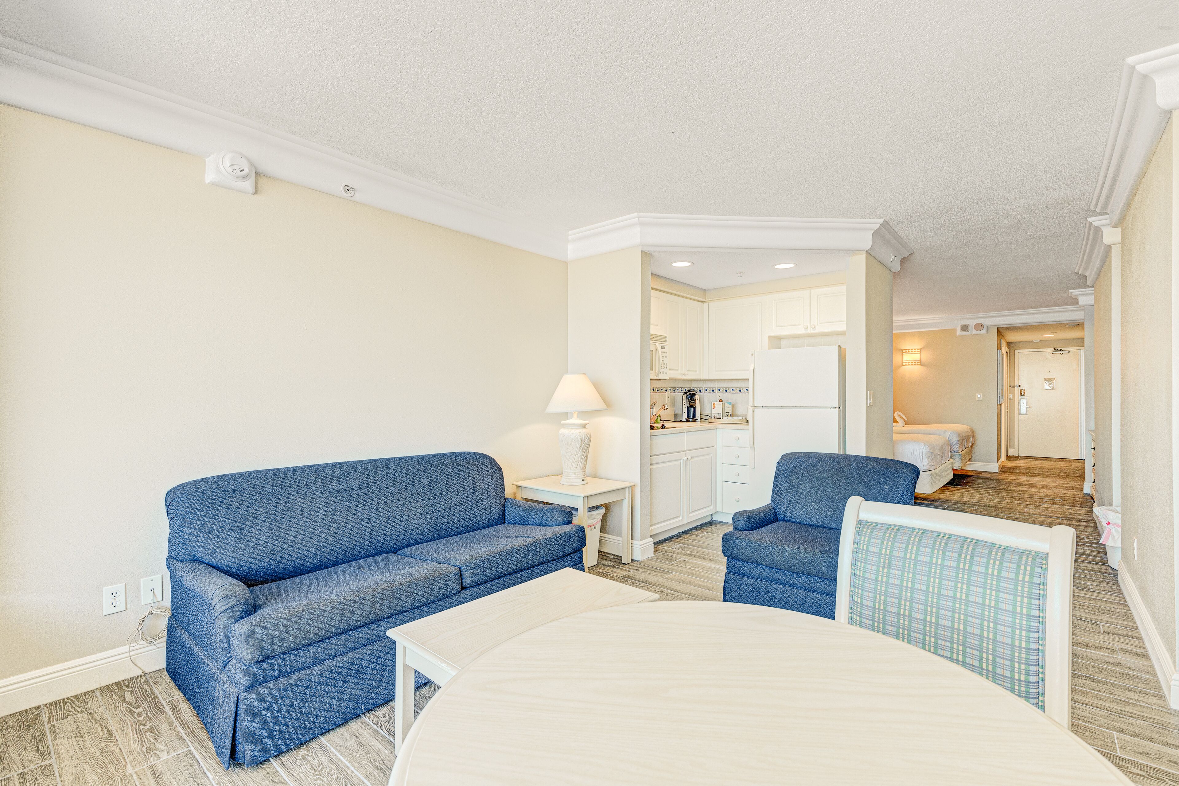 Pristine oceanfront suite with amazing views, beach access & high-speed WiFi