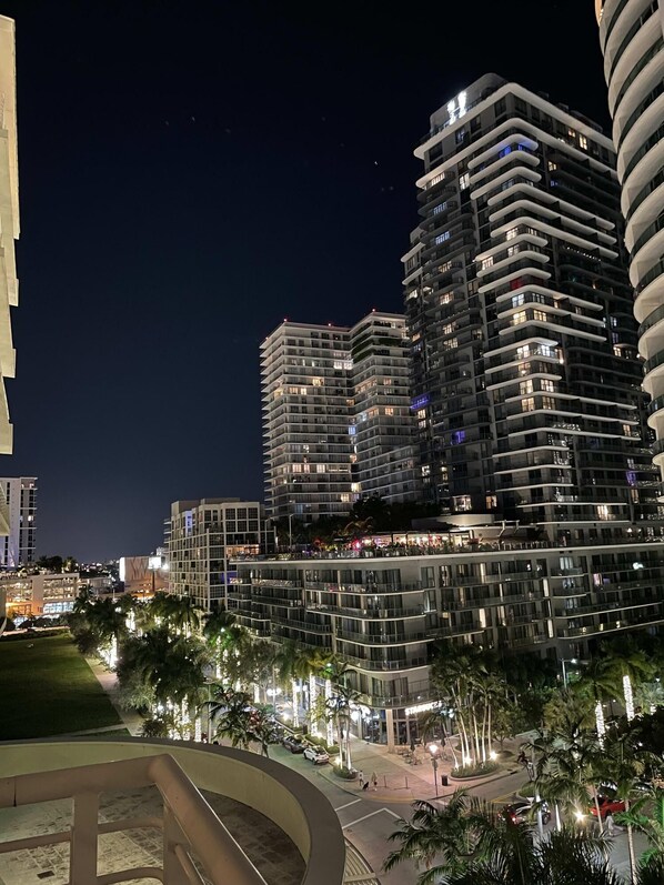 Apartment | 1 bedroom - City Condo - In Midtown With Pool and Parking (Miami)