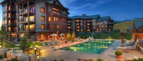 Lämmitetty uima-allas