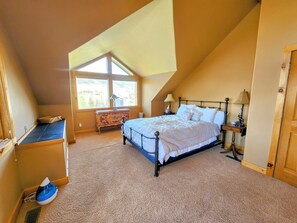 3 habitaciones, tabla de planchar con plancha, wifi y ropa de cama 