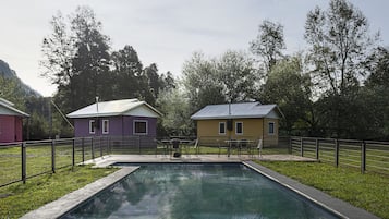 Una piscina al aire libre de temporada