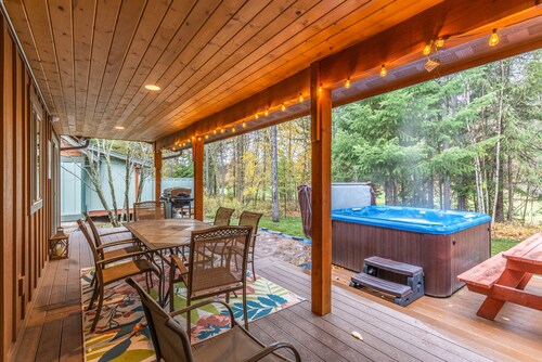 Golf resort home with fairway views, hot tub, sauna, covered deck, & grill