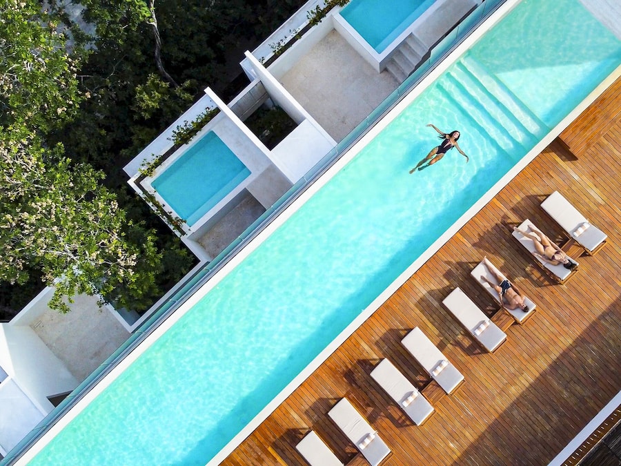 Una piscina al aire libre, camas de piscina gratis, sombrillas