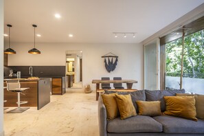 Luksus-villa - 2 soveværelser - balkon (#402) | Opholdsområde | 75-tommers smart-tv med satellitkanaler, Netflix, streamingtjenester