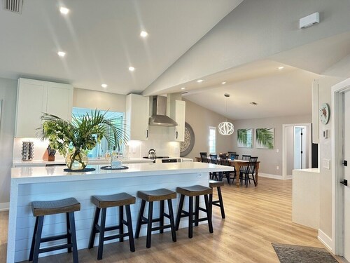 SunCoast Luxury Estates-New, Spacious,  Large Heated Pool, 10 min to the Beach 
