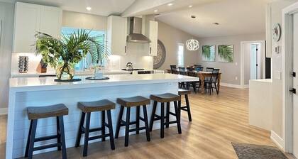 SunCoast Luxury Estates-New, Spacious, Large Heated Pool, 10 min to the Beach