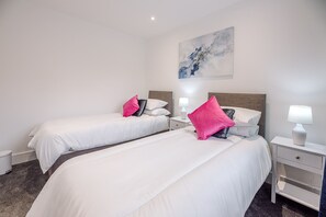 2 bedrooms, laptop workspace, iron/ironing board, bed sheets - 4 Eureka Waldringfield Air Manage Suffolk (Woodbridge)