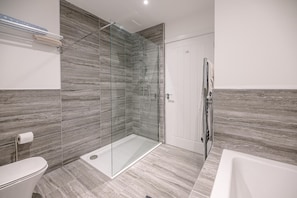 Bathtub - 4 Eureka Waldringfield Air Manage Suffolk (Woodbridge)