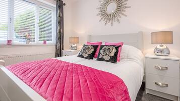 2 bedrooms, laptop workspace, iron/ironing board, bed sheets