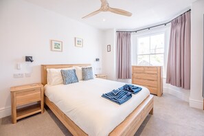 3 bedrooms, laptop workspace, bed sheets