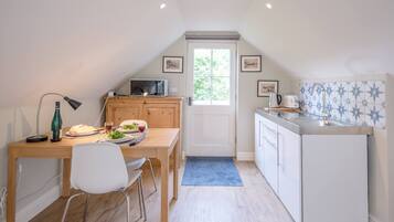 Microwave, cookware/dishes/utensils