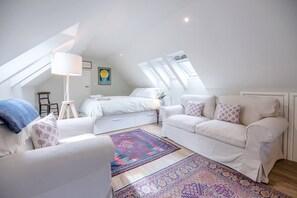 1 habitación, espacio para trabajar con laptop y ropa de cama