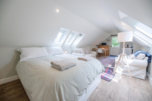 1 bedroom, laptop workspace, bed sheets - Poplar Farm Cartlodge Earl Soham Air Manage Suffolk (Woodbridge)