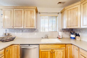 Fridge, microwave, oven, stovetop - Vibrant home near Bear Lake-game room with deck, playset, firepit & BBQ (Garden City)