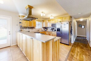 Frigorifero, microonde, forno, piano cottura