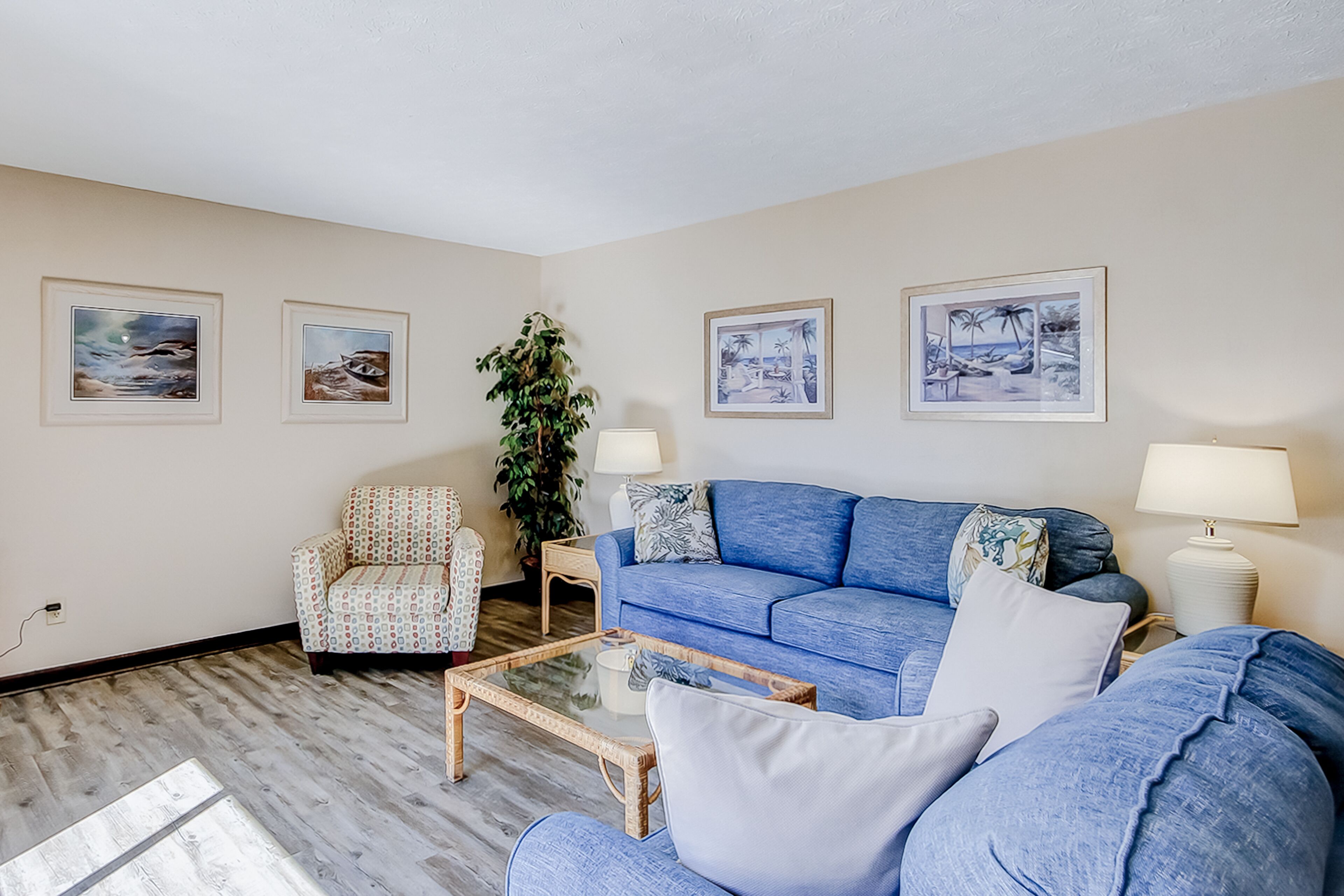 Conveniently located condo walkable to beach with pool, WiFi, W/D & central AC