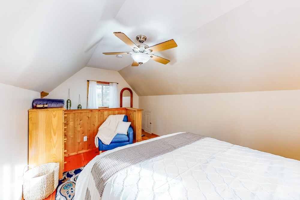 Enchanting dogfriendly cottage with full kitchen, fast WiFi, & nearby creek DoverFoxcroft Vrbo