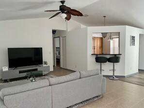 Smart TV, table football - 3 Bedroom home with large pool. Great location. (Port St. Lucie)