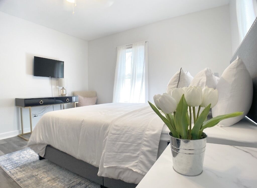 1 bedroom, desk, WiFi, bed sheets