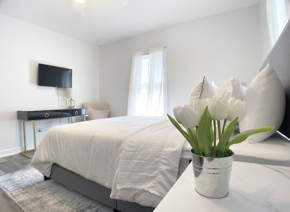 Modern 1 Bedroom walk to Glass Museum w/ Bonus Wellness Studio