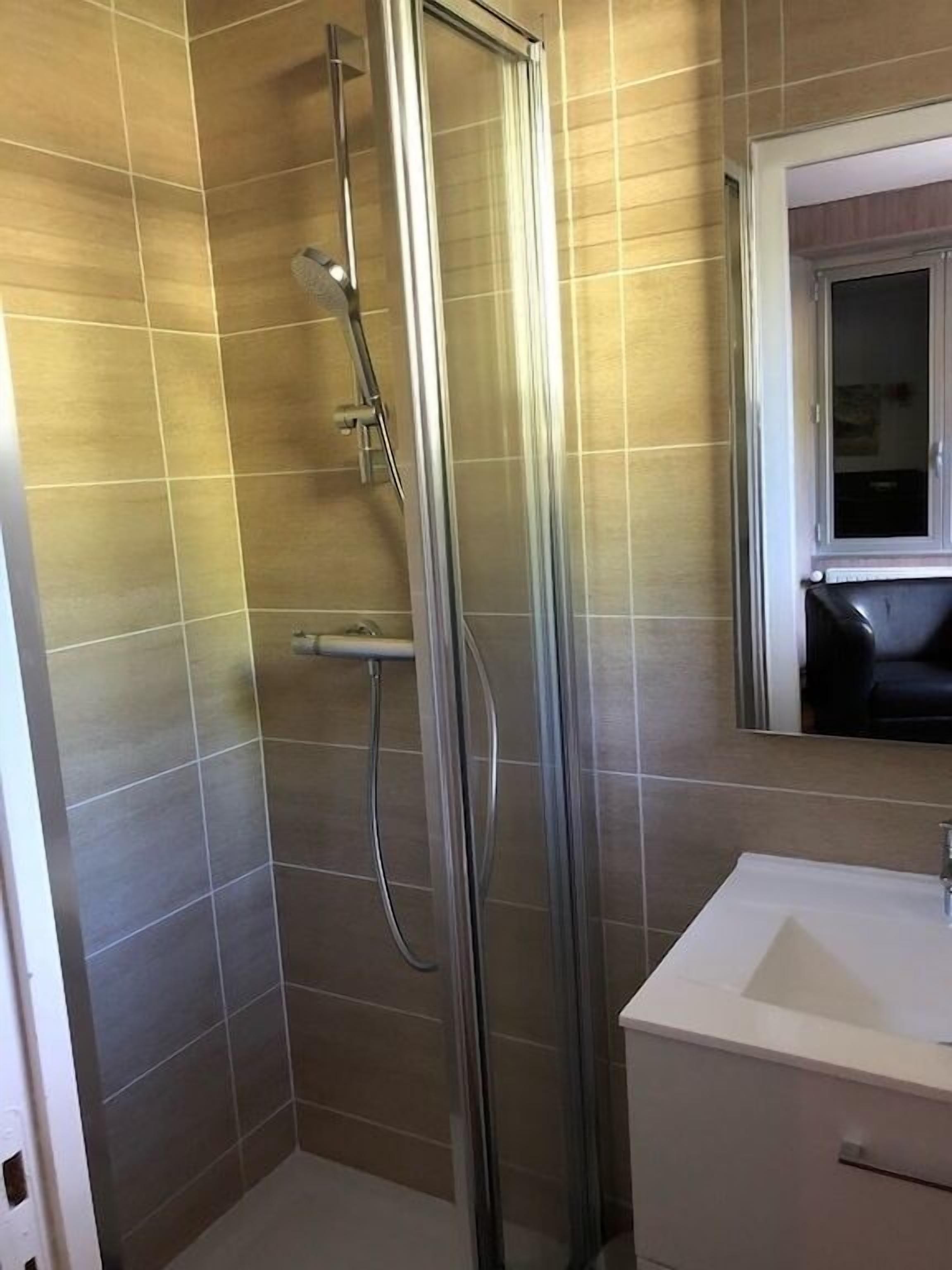 Shower, hair dryer, towels, shampoo
