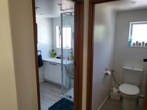 Shower, hair dryer, towels - Quiet hidden treasure in the heart of Motueka (Motueka)