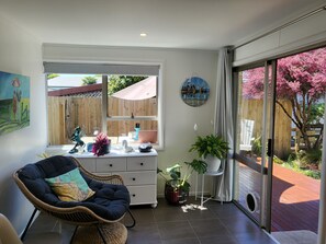 Living area - Quiet hidden treasure in the heart of Motueka (Motueka)