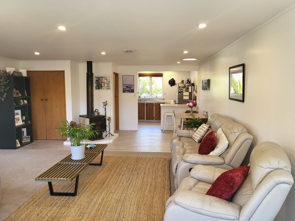 Living area - Quiet hidden treasure in the heart of Motueka (Motueka)