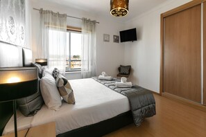 3 bedrooms, iron/ironing board, travel cot, Internet