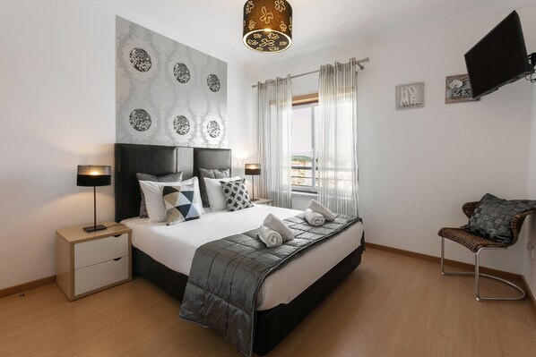 3 bedrooms, iron/ironing board, travel crib, internet