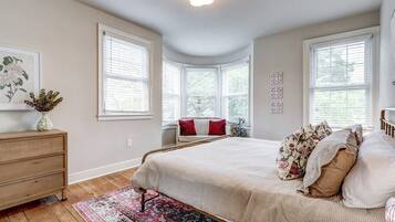 4 chambres, fer et planche à repasser, lit de bébé portatif, Wi-Fi