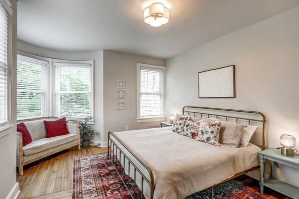 4 habitaciones, tabla de planchar con plancha, cuna de viaje y wifi 