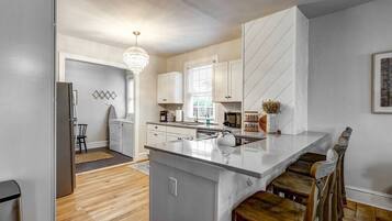 Een koelkast, een microgolfoven, een oven, een kookplaat