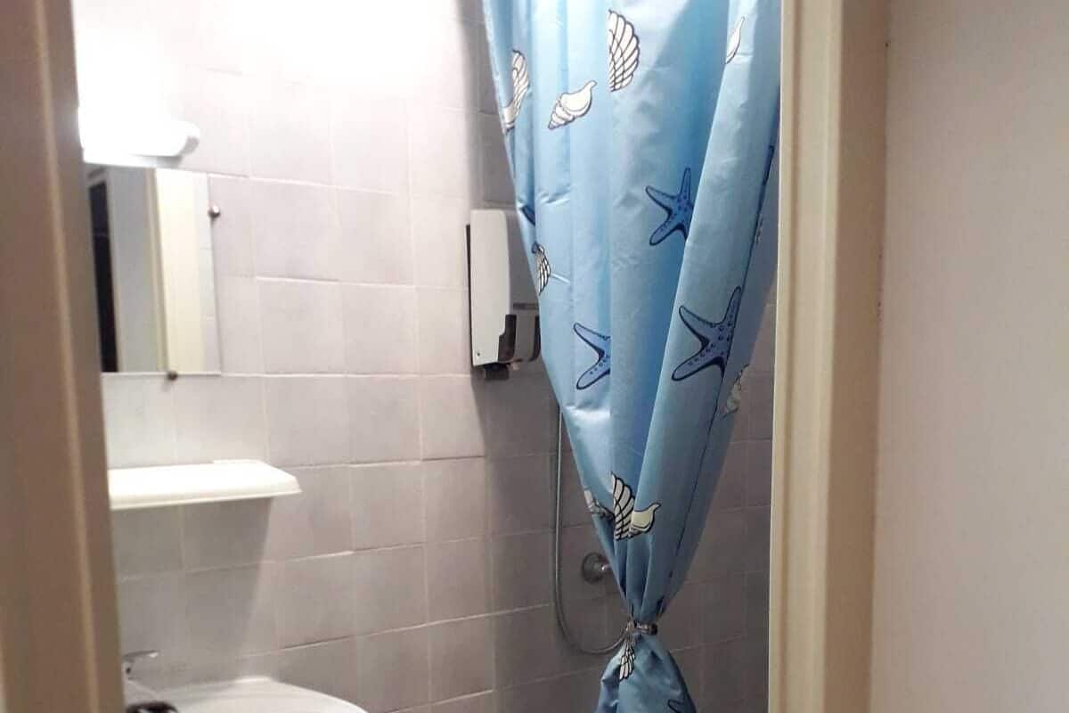 Economy kamer | Badkamer | Een douche, handdoeken
