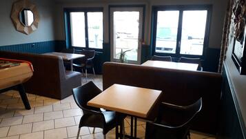 อาหารเช้าปรุงตามสั่งทุกวัน (EUR 6 ต่อคน)