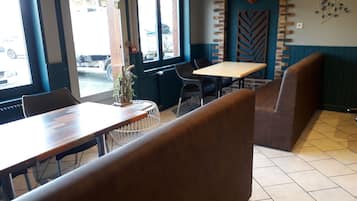 Desayuno a la carta (EUR 6 por persona)