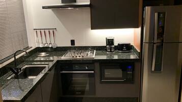 Jääkaappi, mikroaaltouuni, uuni, liesi