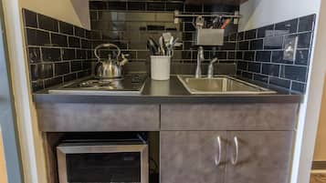 Geladeira, micro-ondas, cooktop, cafeteira/chaleira